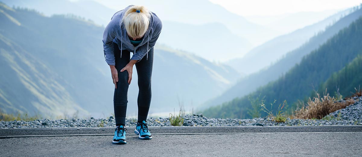 femme ayant une entorse du genou