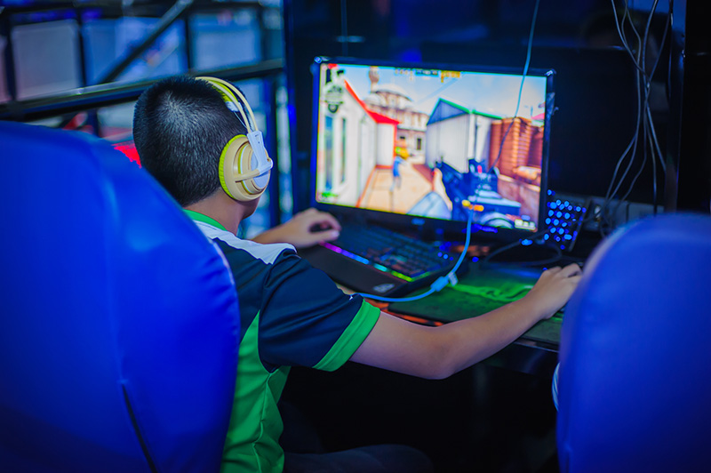 Les équipes professionnelles de e-sport font appel à des professionnels de santé pour le suivi des joueurs et la réduction de certains risques liés à l’activité.