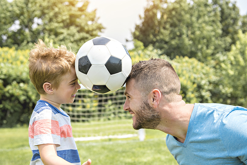 il est possible de faire du sport avec ses enfants ou pendant que les enfants font eux-mêmes du sport afin de profiter au maximum de la vie de famille et conserver une bonne santé.