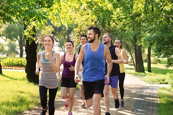 : Le sport en groupe est rassurant et motivant, sans compter qu’on dépasse plus facilement ses limites car on est tirés vers le haut par nos compagnons.