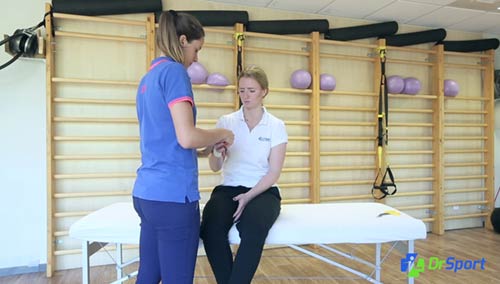 Comment réaliser un strapping pour une entorse du poignet ?